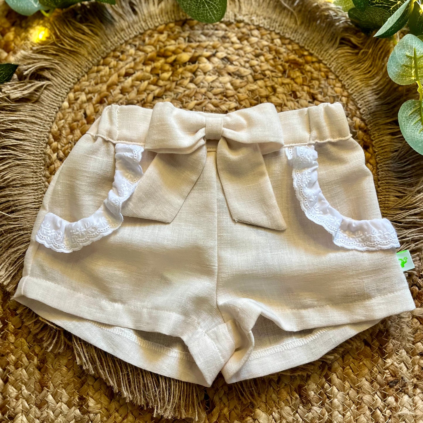 Short bambina elegante color cioccolato con ruches e elastico in vita