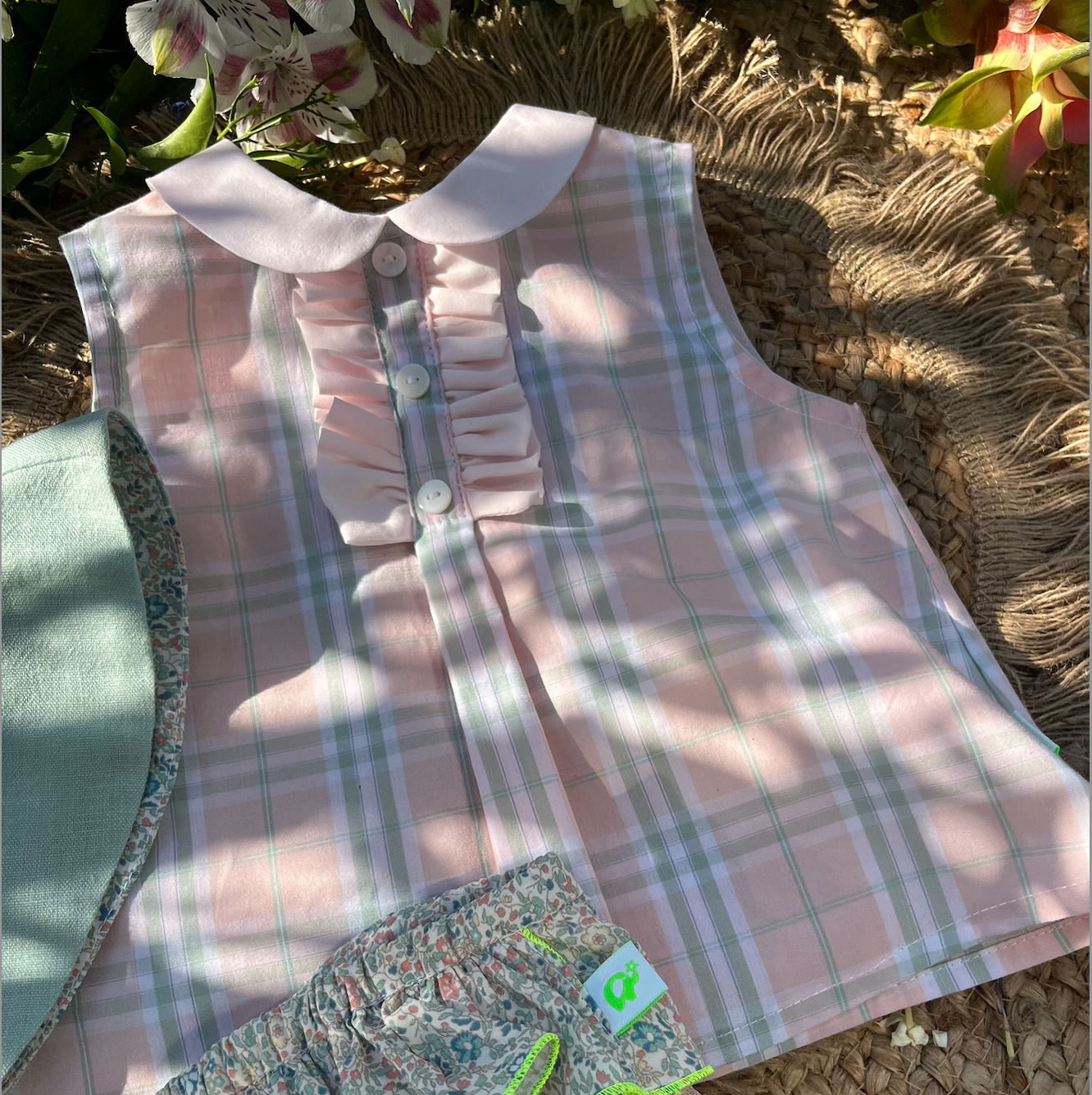 Camicia bambina in cotone stampato con colletto tondo, ruches e bottoni madreperla