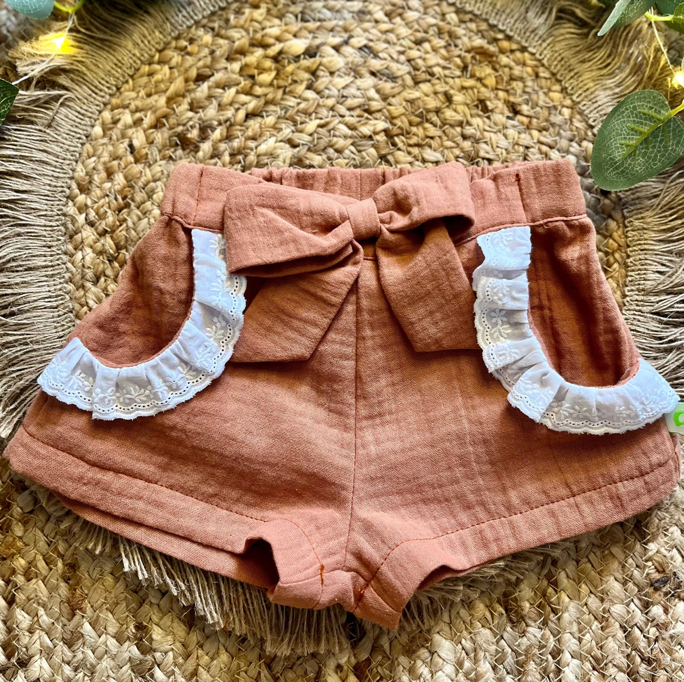 Short bambina elegante in Avorio con ruches e elastico in vita