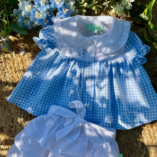 Camicia bambina in Vichy celeste con carrè in sangallo bianco e manica a palloncino