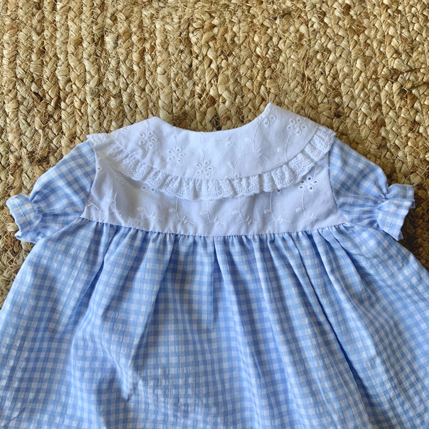 Camicia bambina in Vichy celeste con carrè in sangallo bianco e manica a palloncino