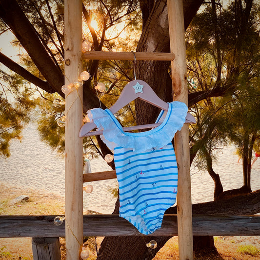 Costume intero bambina navy con stampa righe, ancore e volant in Sangallo