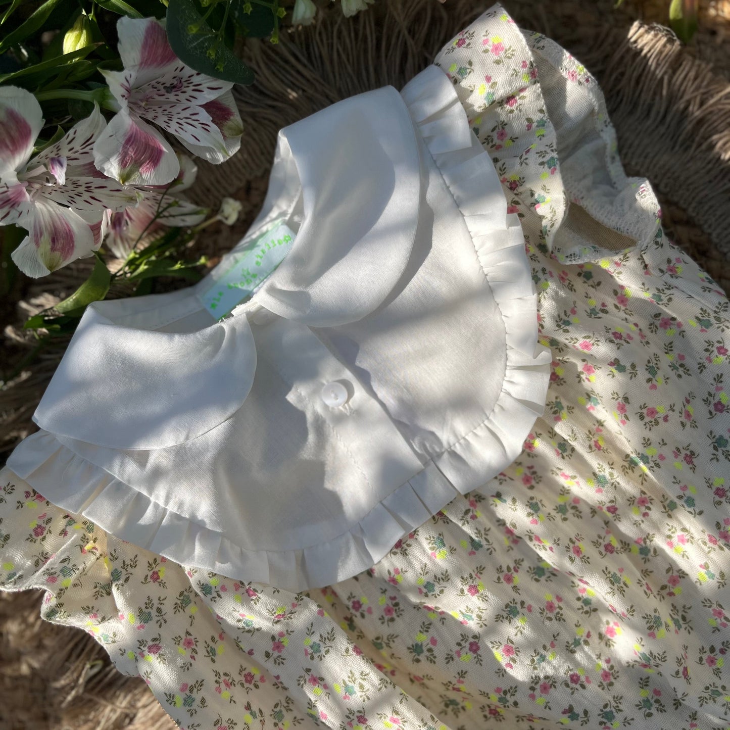 Body bambina cotone floreale con pettorina in batista