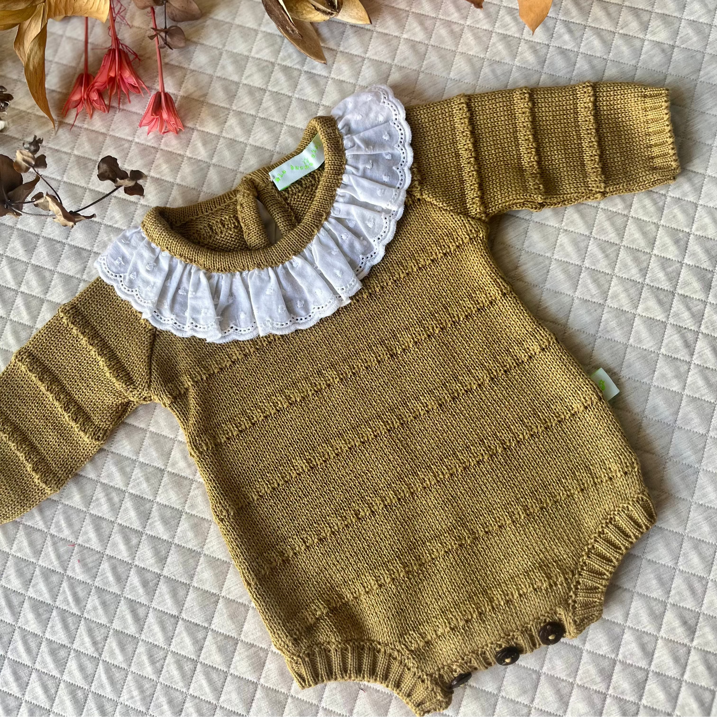 Body_in_maglia_con_collo_volant_ocra_davanti2