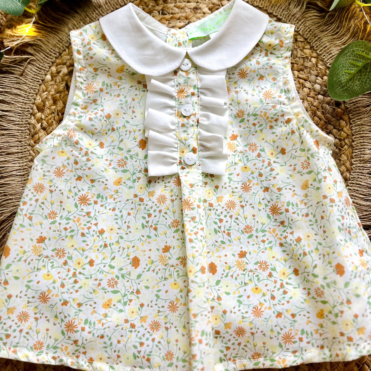 Camicia bambina in cotone stampato con colletto tondo, ruches e bottoni madreperla