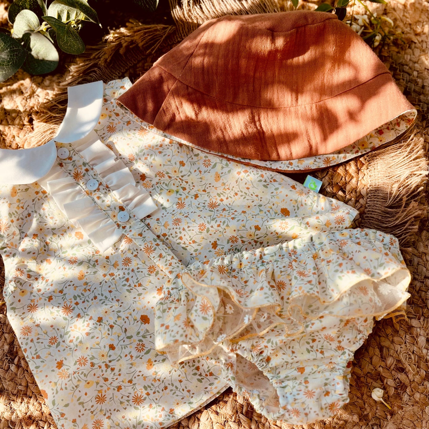 Camicia bambina in cotone stampato con colletto tondo, ruches e bottoni madreperla