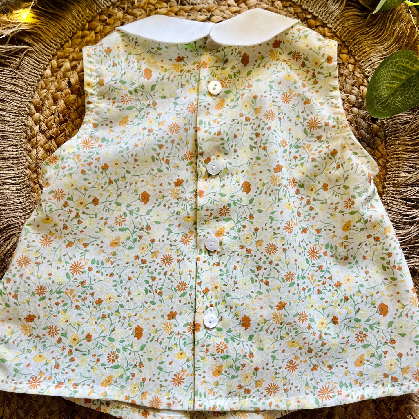 Camicia bambina in cotone stampato con colletto tondo, ruches e bottoni madreperla