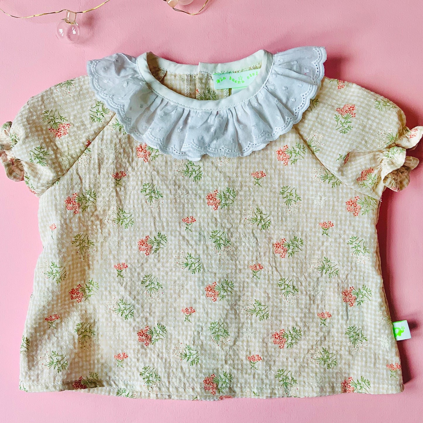 Blusa bebe con colletto volant in vichy stampato