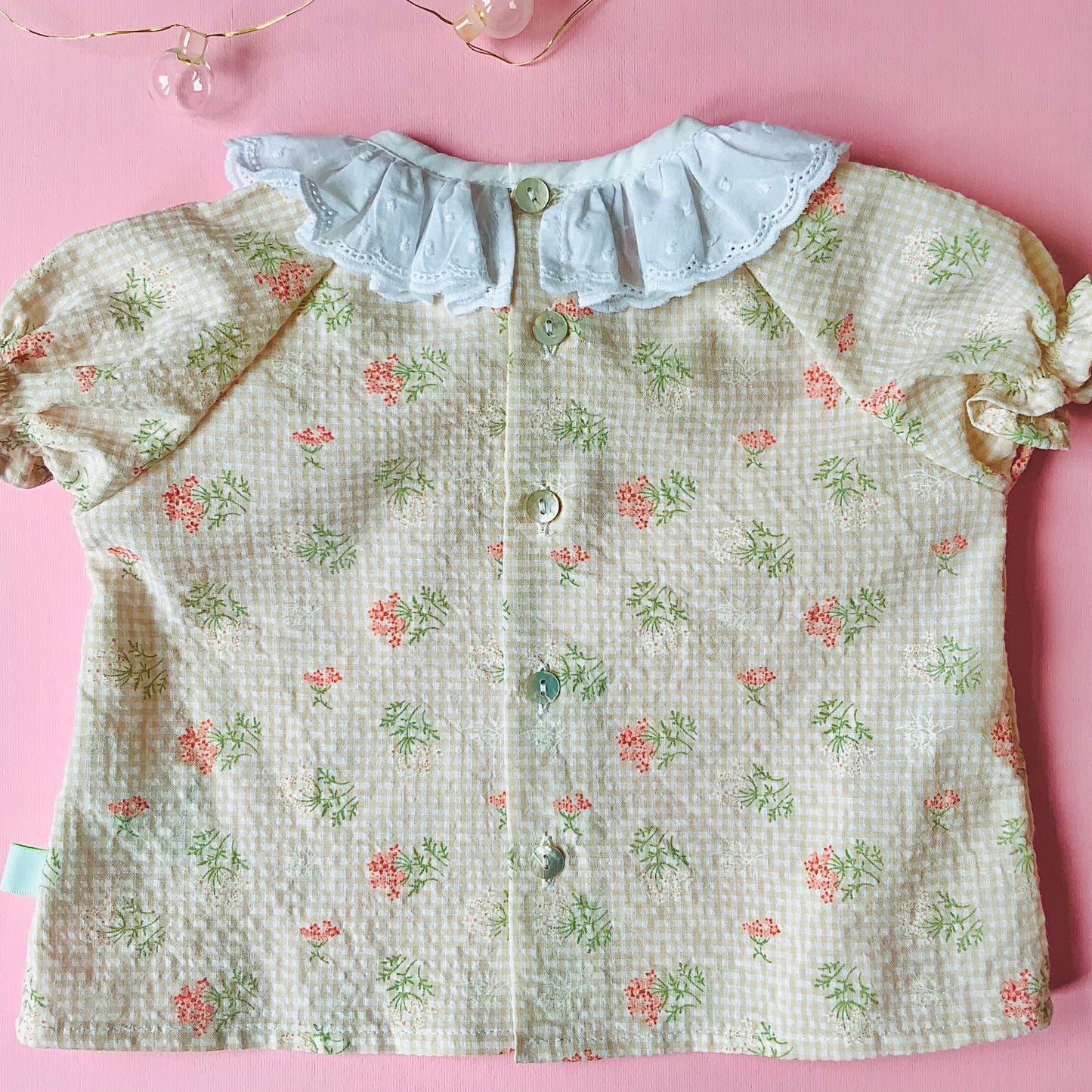 Blusa bebe con colletto volant in vichy stampato