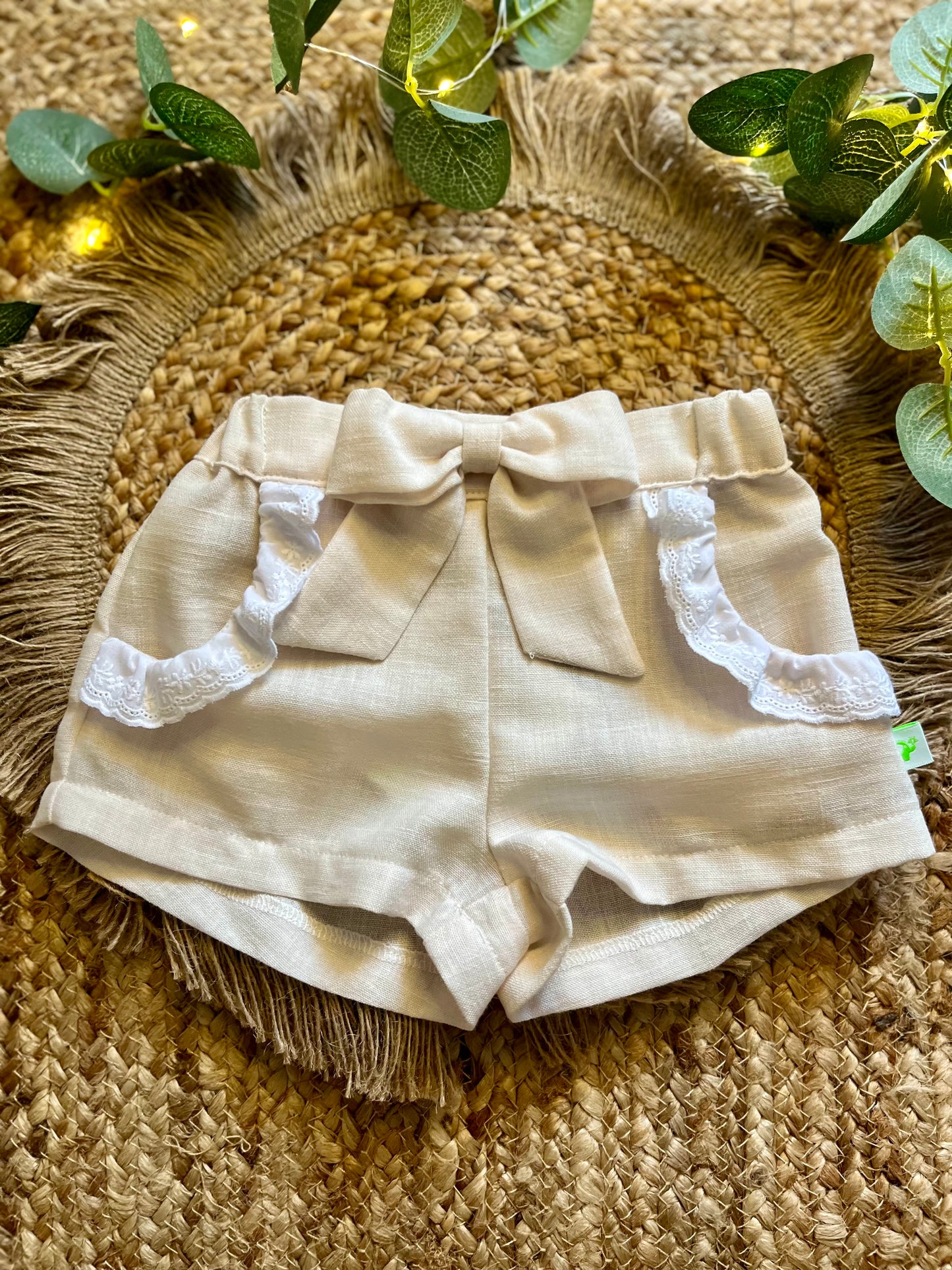 Short bambina elegante color cioccolato con ruches e elastico in vita