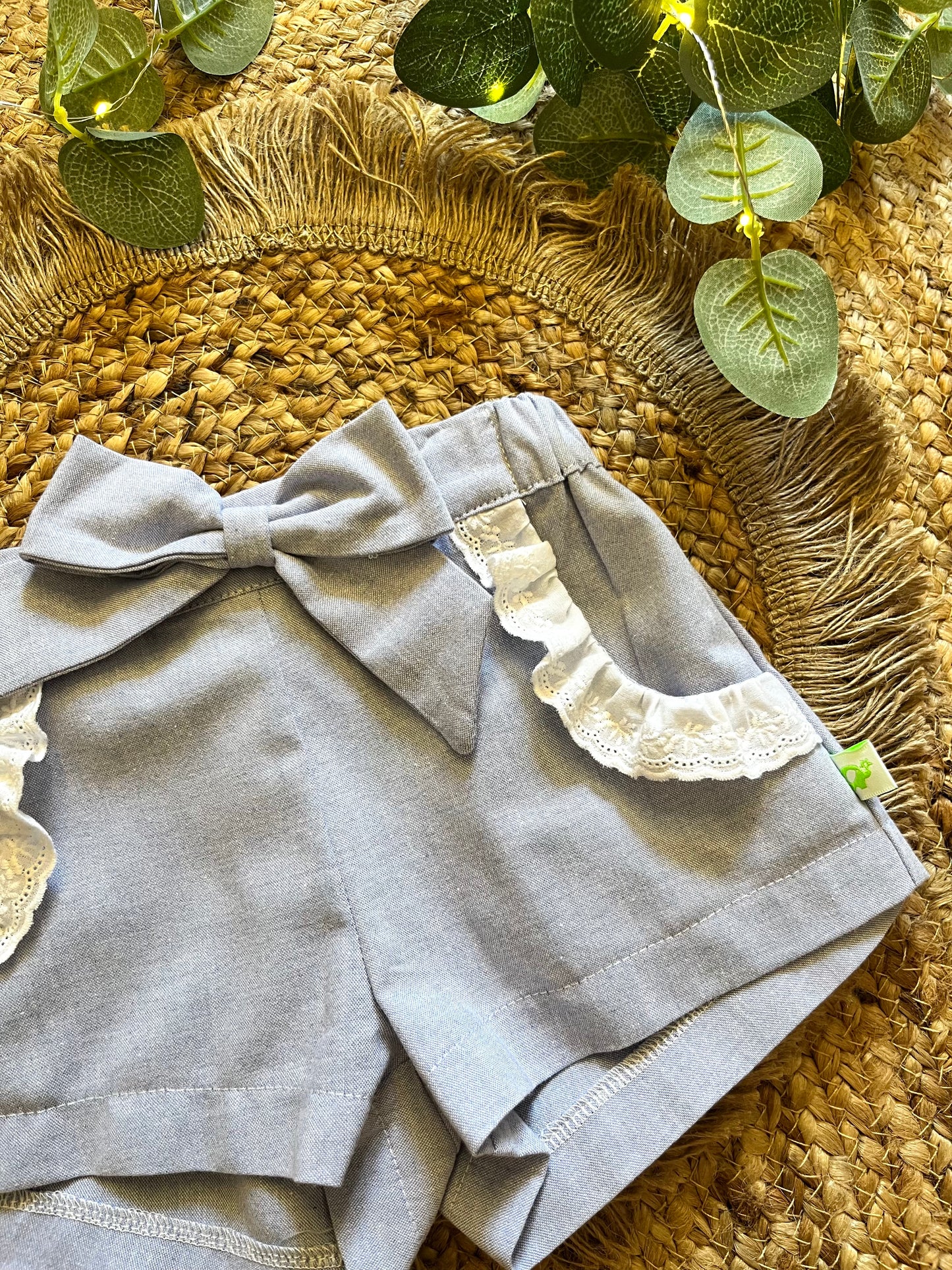 Short bambina elegante color cioccolato con ruches e elastico in vita
