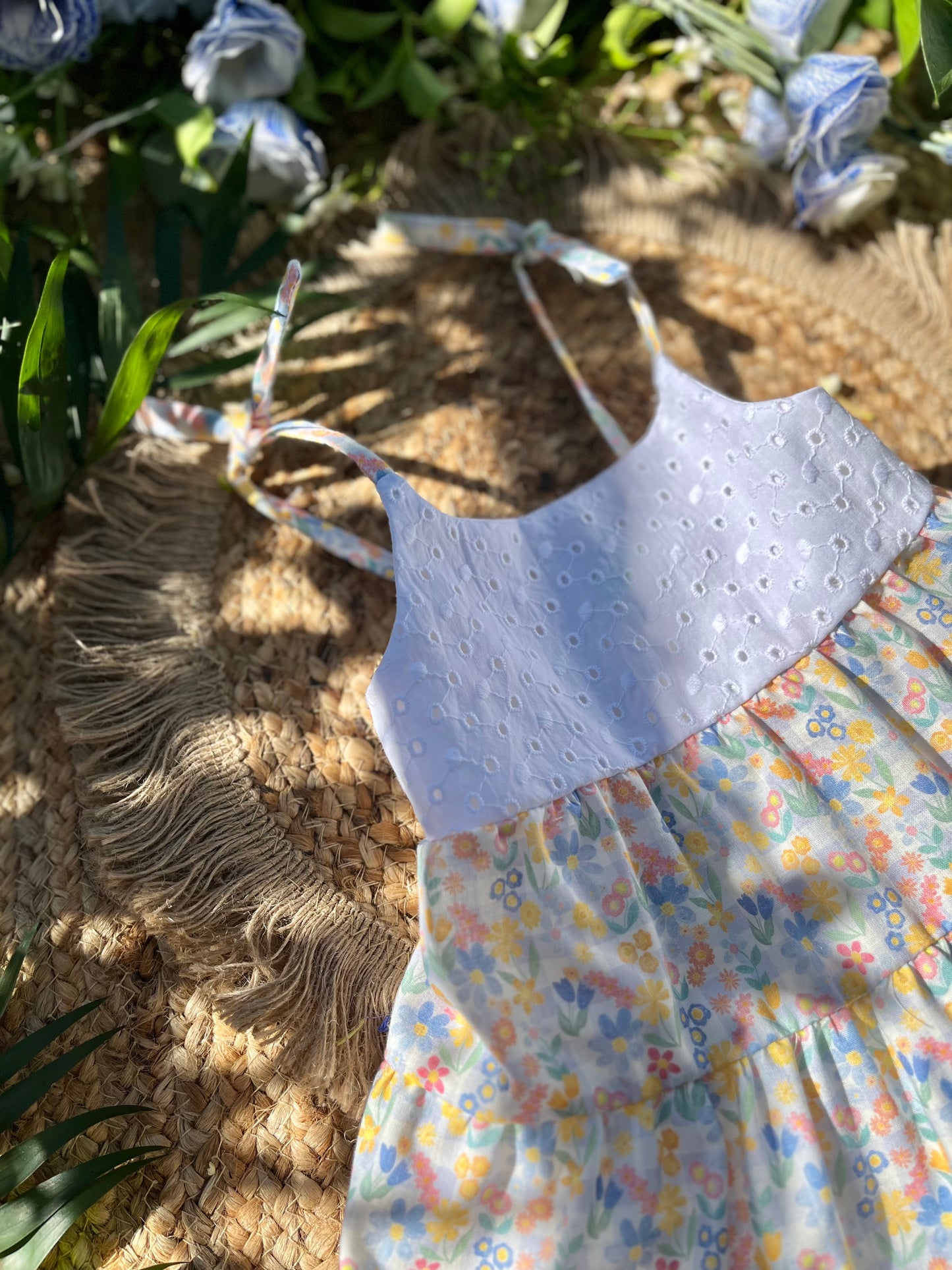 Prendisole a balze in fantasia floreale in cotone con bretelle regolabili