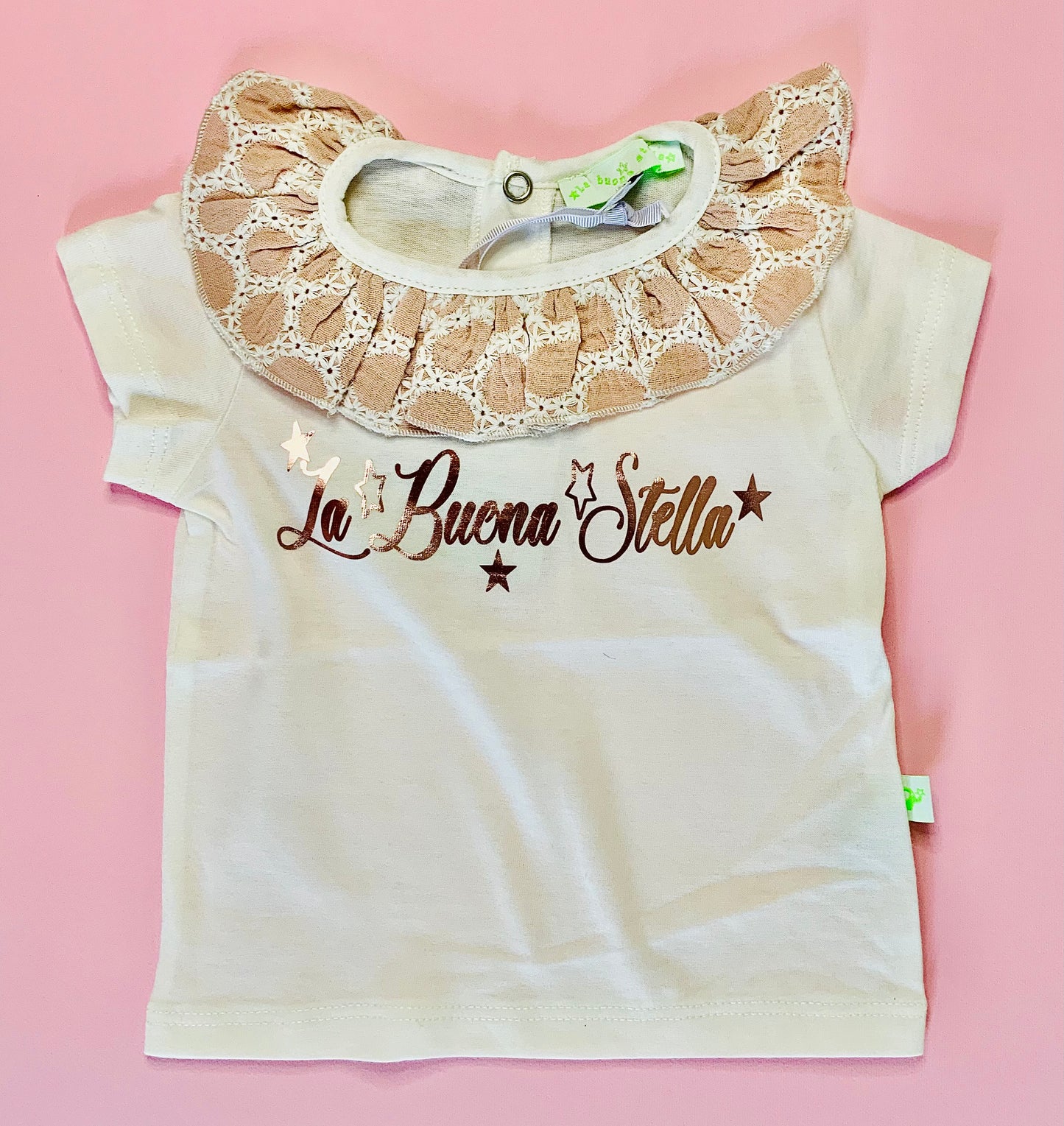 T-shirt con scritta mylar e collo con volant