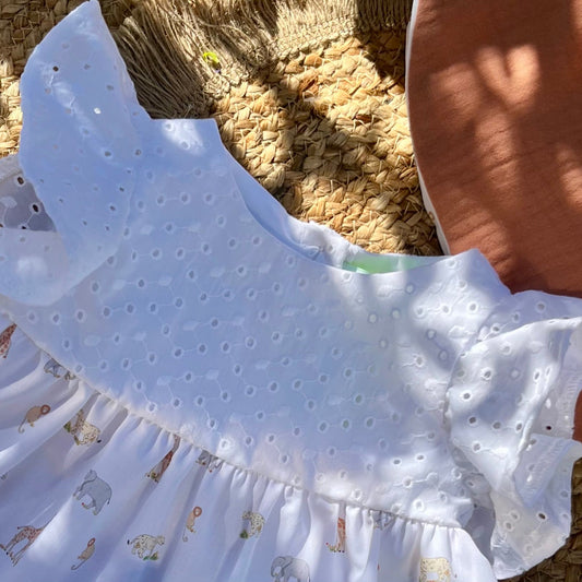 Top bambina in cotone stampa safari con carré e volant in sangallo bianco