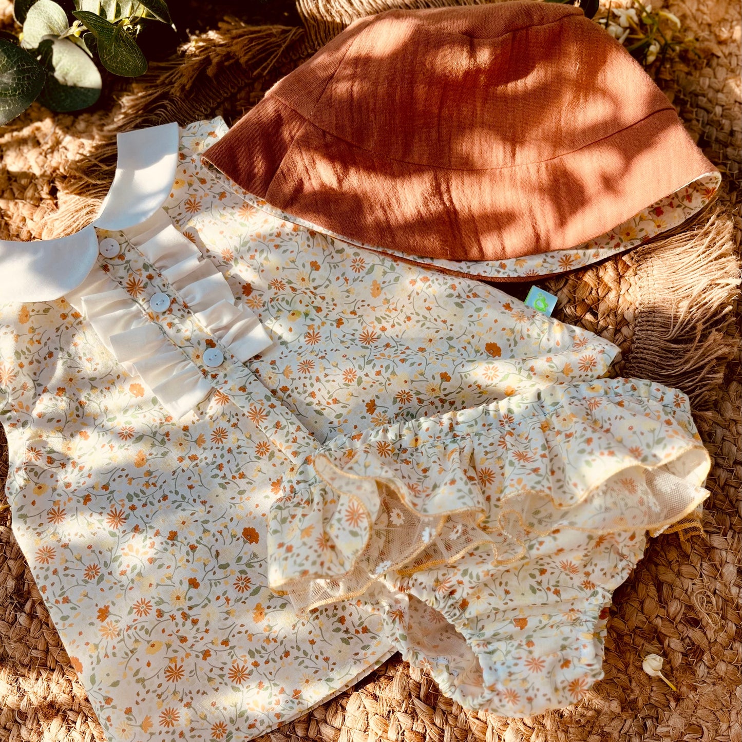Set mutande classico con ruches e cappellino reversibile in cotone