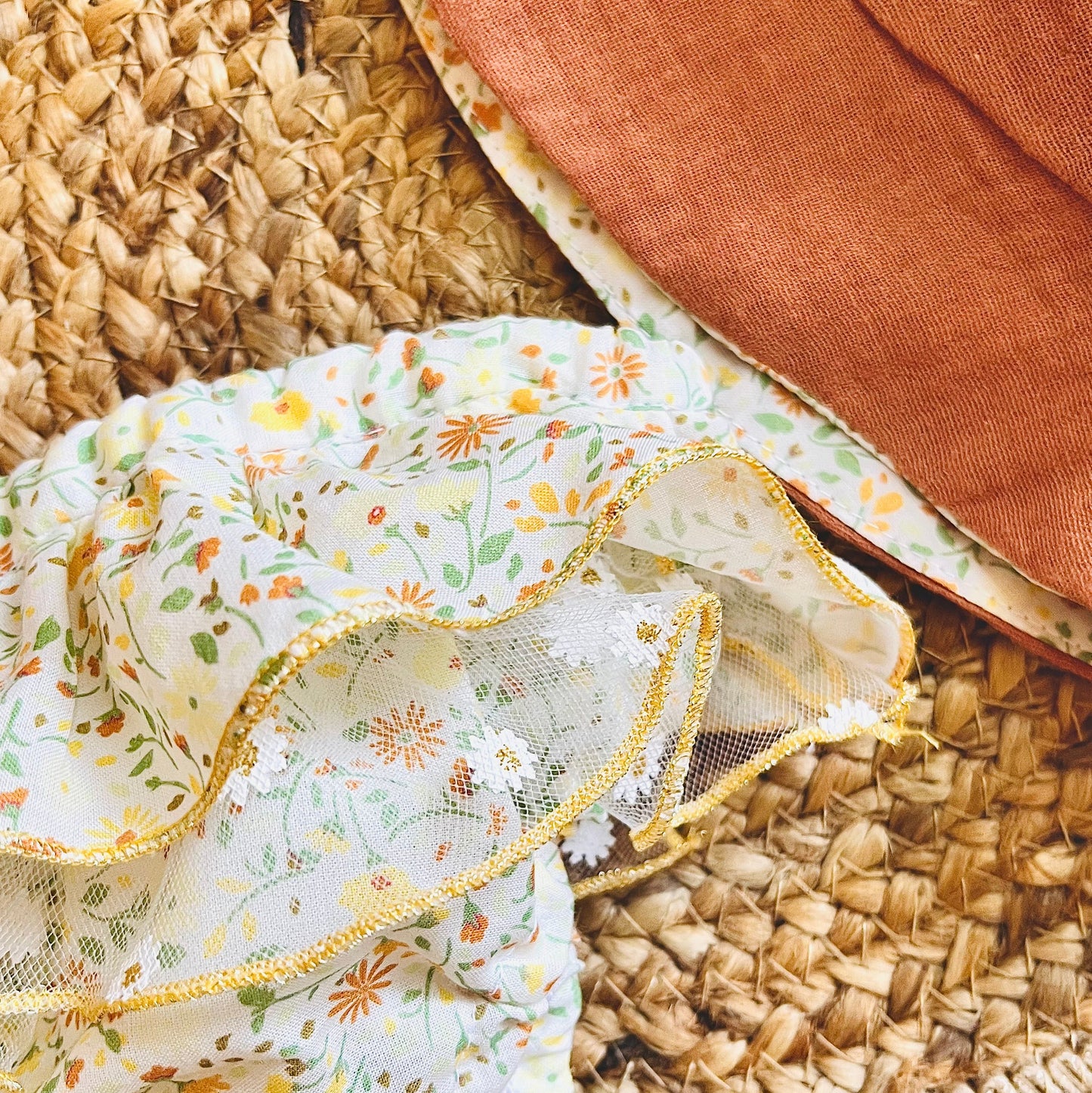 Set mutande classico con ruches e cappellino reversibile in cotone