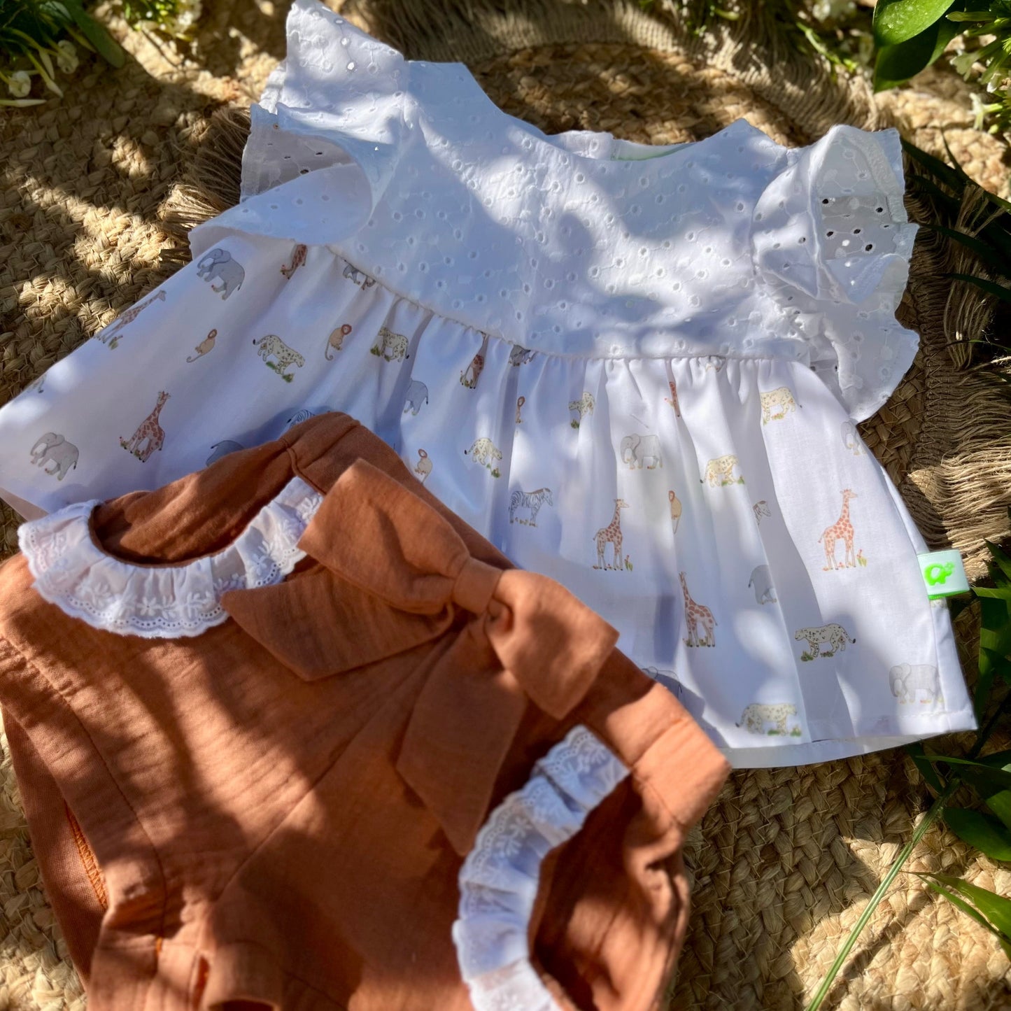 Short bambina elegante color cioccolato con ruches e elastico in vita