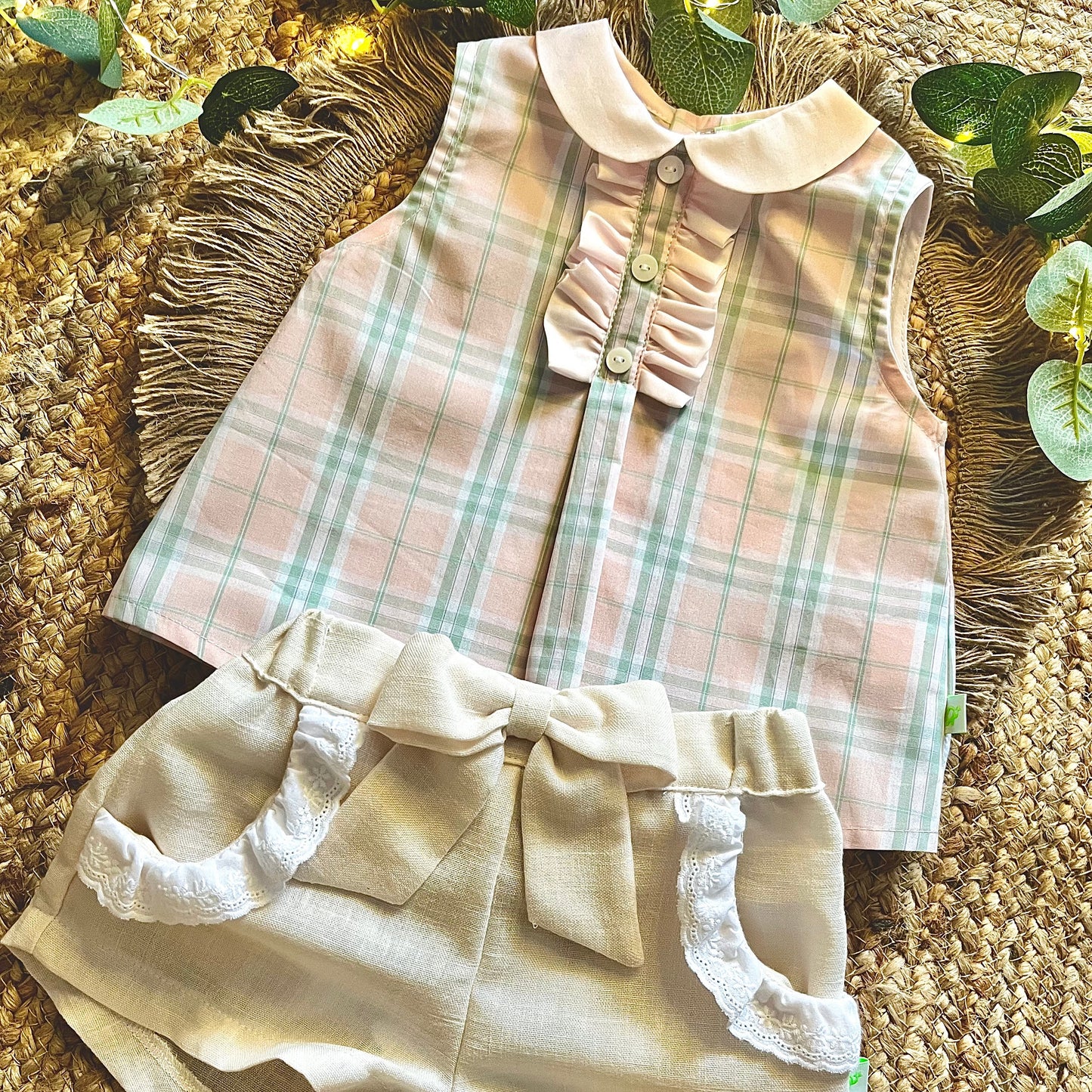 Short bambina elegante in Avorio con ruches e elastico in vita