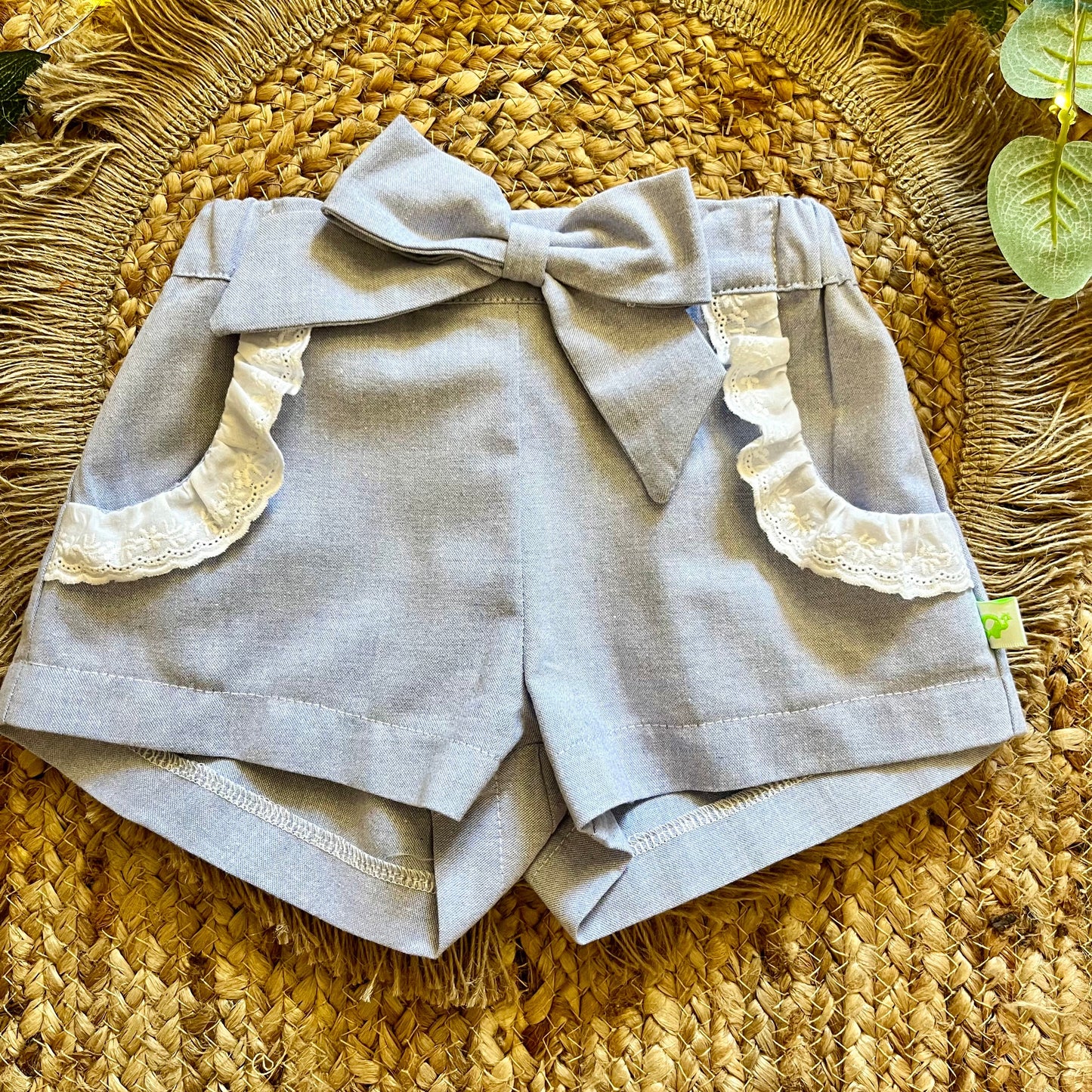 Short bambina elegante in Oxford celeste con ruches e elastico in vita