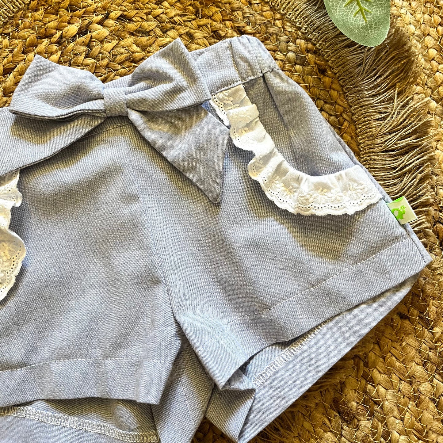 Short bambina elegante in Oxford celeste con ruches e elastico in vita
