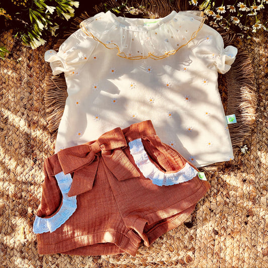 Short bambina elegante color cioccolato con ruches e elastico in vita