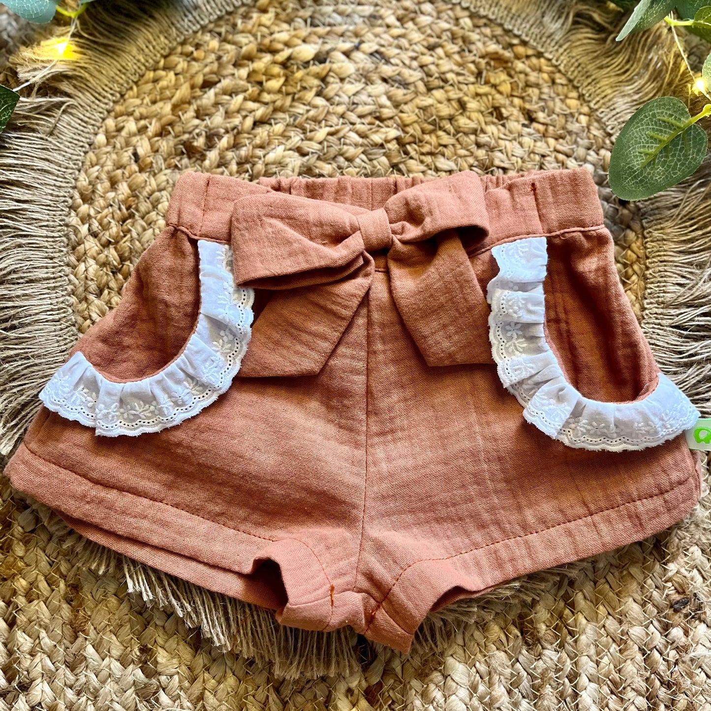 Short bambina elegante color cioccolato con ruches e elastico in vita