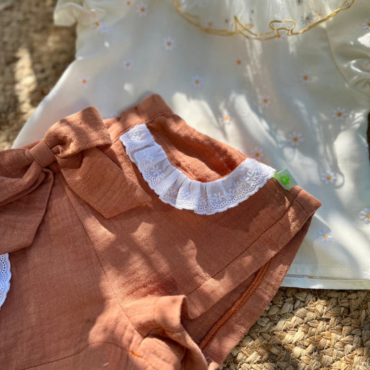 Short bambina elegante color cioccolato con ruches e elastico in vita