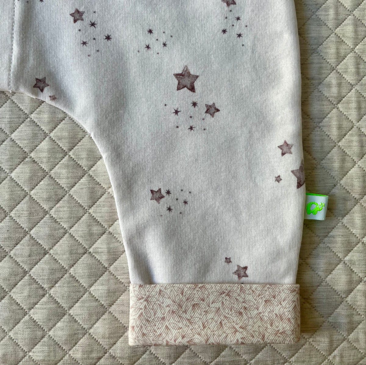 Tuta_bambina_in_felpa_stampata_dettaglio_sotto_gamba_e_logo