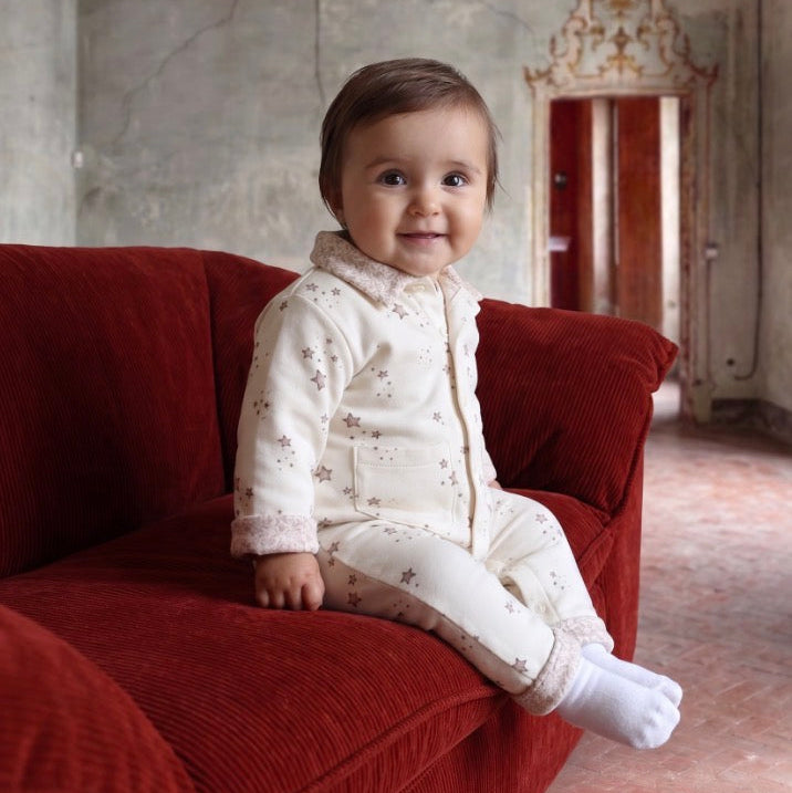 Tuta_bambina_in_felpa_stampata_indossato