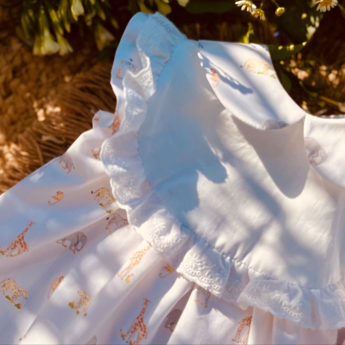 Vestito bambina in cotone con rouches ricamate e bottoni in madreperla