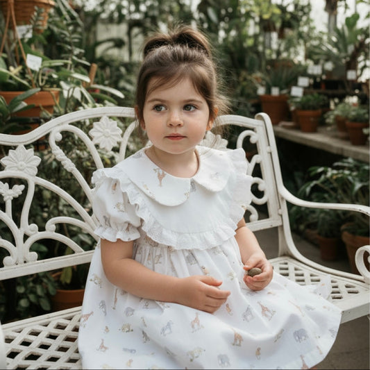 Vestito bambina in cotone con rouches ricamate e bottoni in madreperla