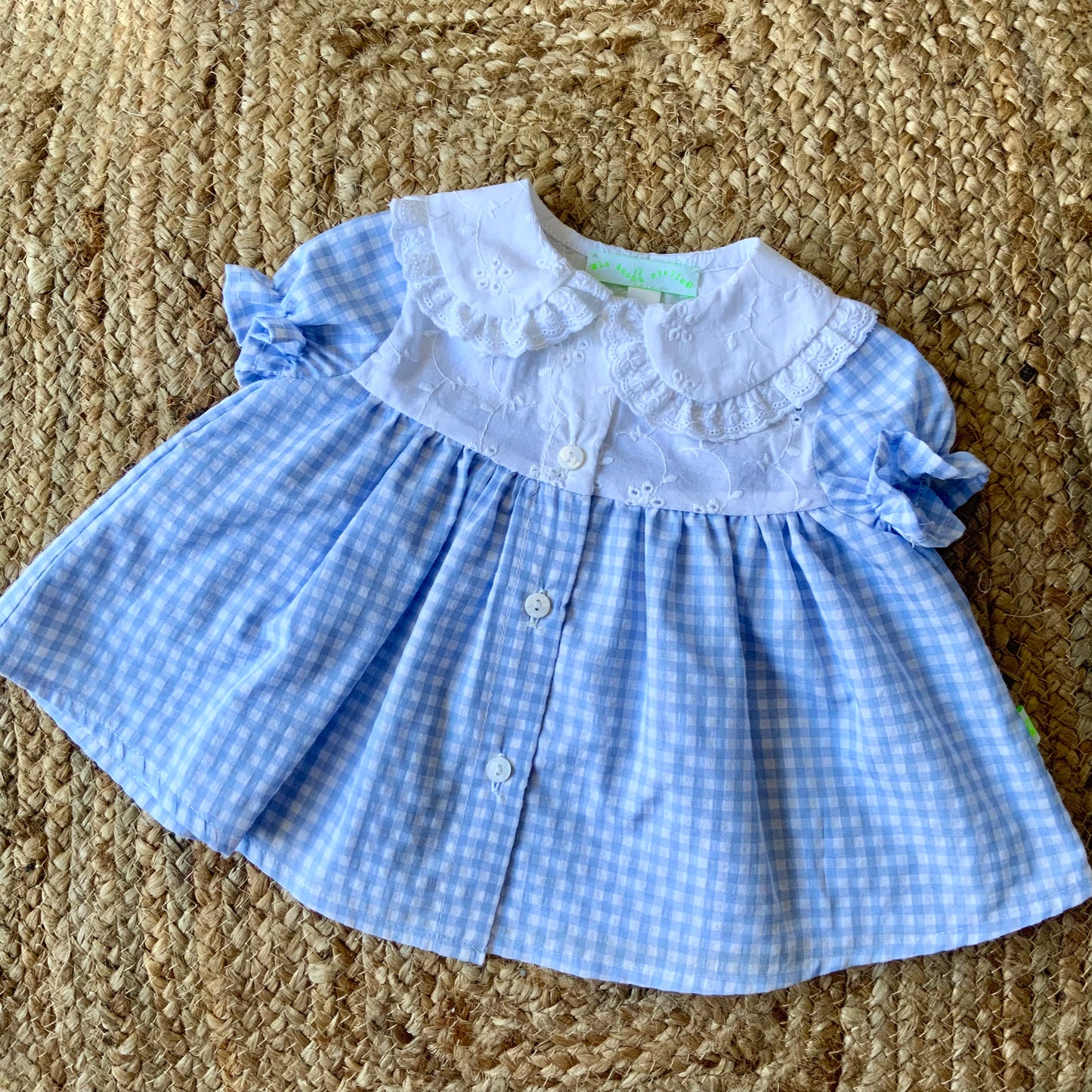 Camicia bambina in Vichy celeste con carrè in sangallo bianco e manica a palloncino