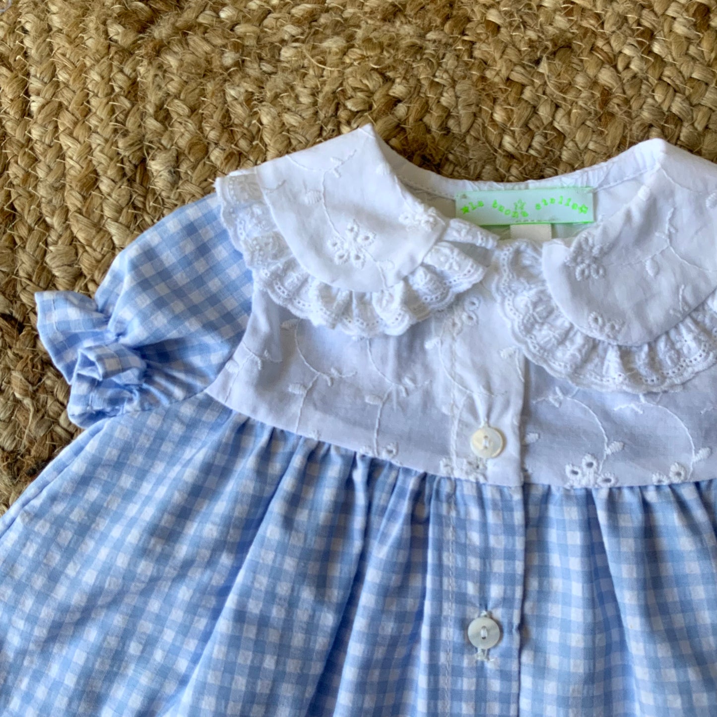 Camicia bambina in Vichy celeste con carrè in sangallo bianco e manica a palloncino