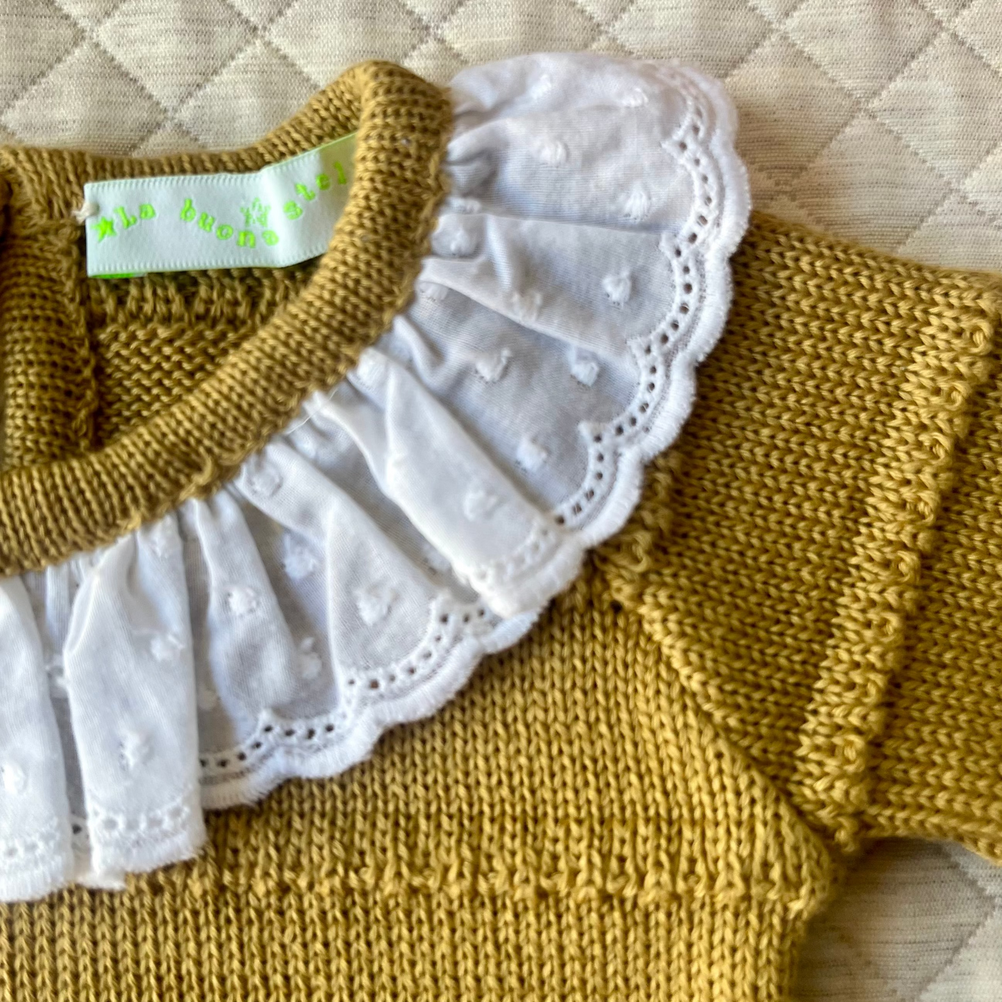 body_in_maglia_con_collo_volant_dettaglio