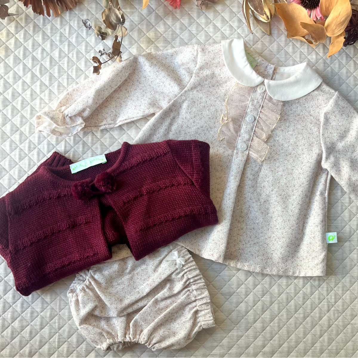 Cardigan bambina in misto lana bordeaux con pompon