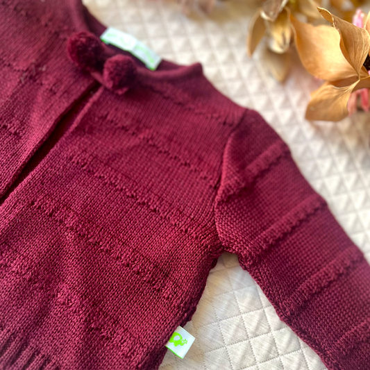 cardigan_misto_lana_bordeaux_dettaglio_pompon_e_etichetta