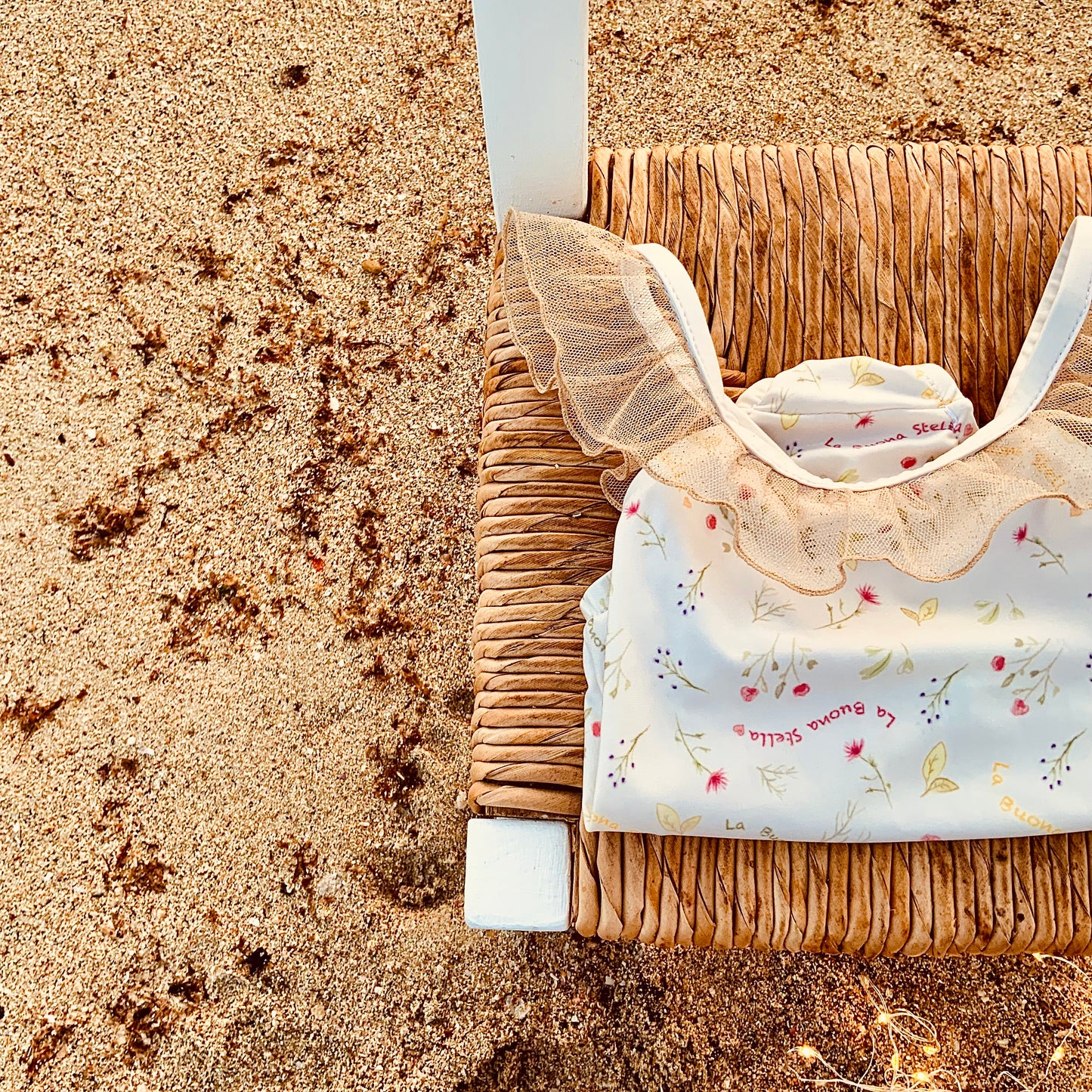 Costume mare bambina avorio con stampa floreale-logo e volant glitter