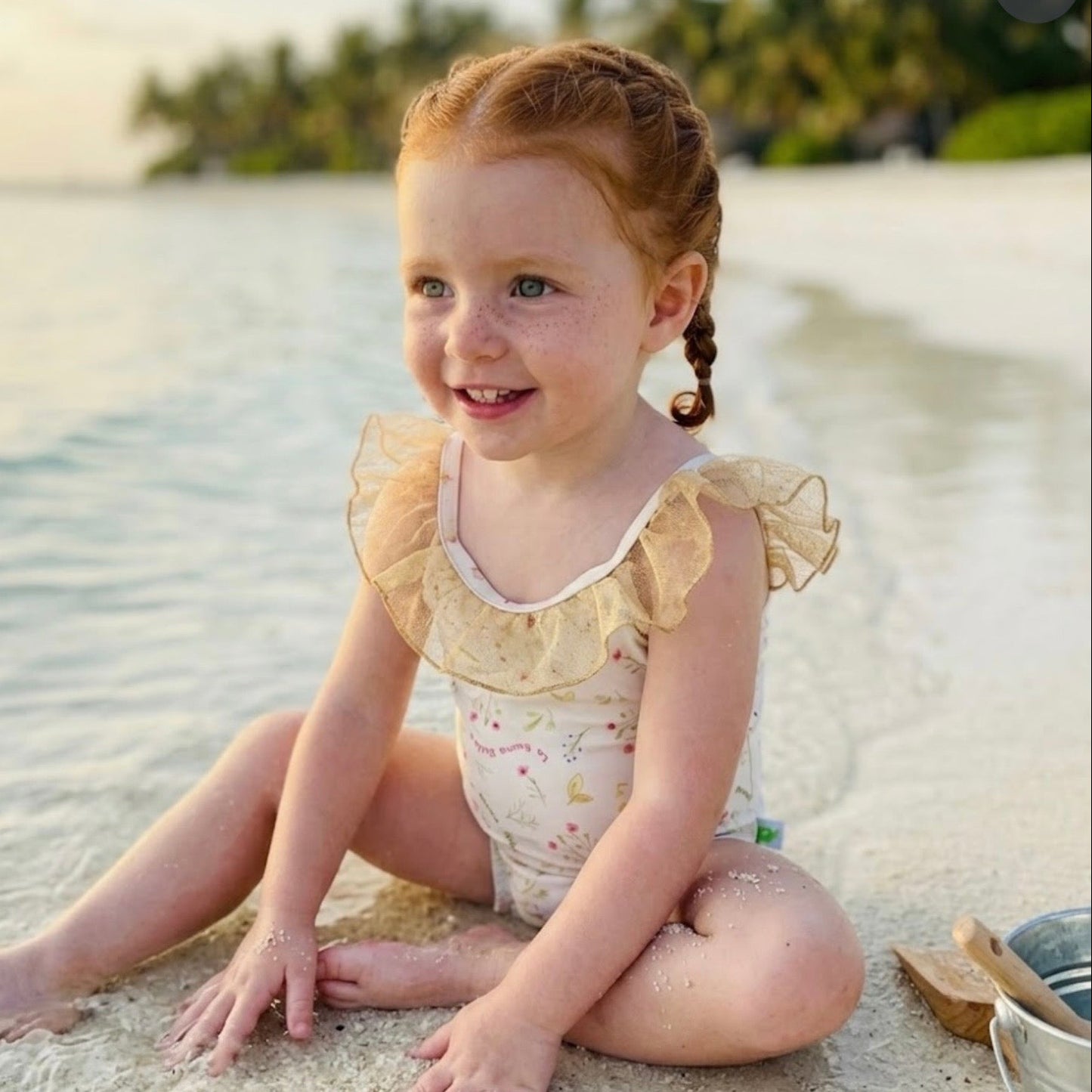 Costume mare bambina avorio con stampa floreale-logo e volant glitter