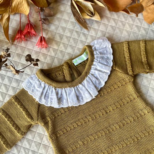 dettaglio_body_in_maglia_con_collo_volant_davanti