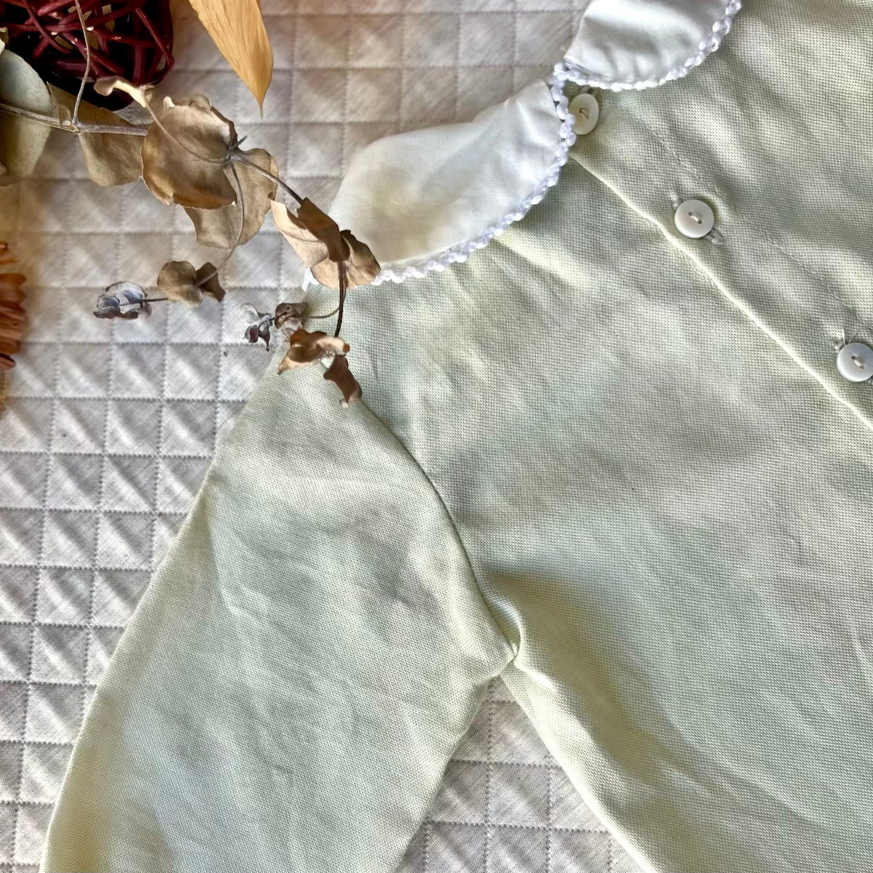 dettaglio_dietro_chiusura_blusa_punto_smock_verde