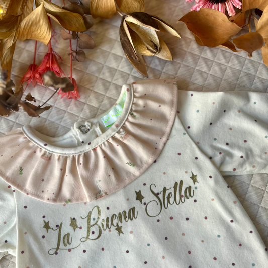 t-shirt_in_cotone_con_stampa_pois_e_collo_volant_stampa_oche_dettaglio_scritta