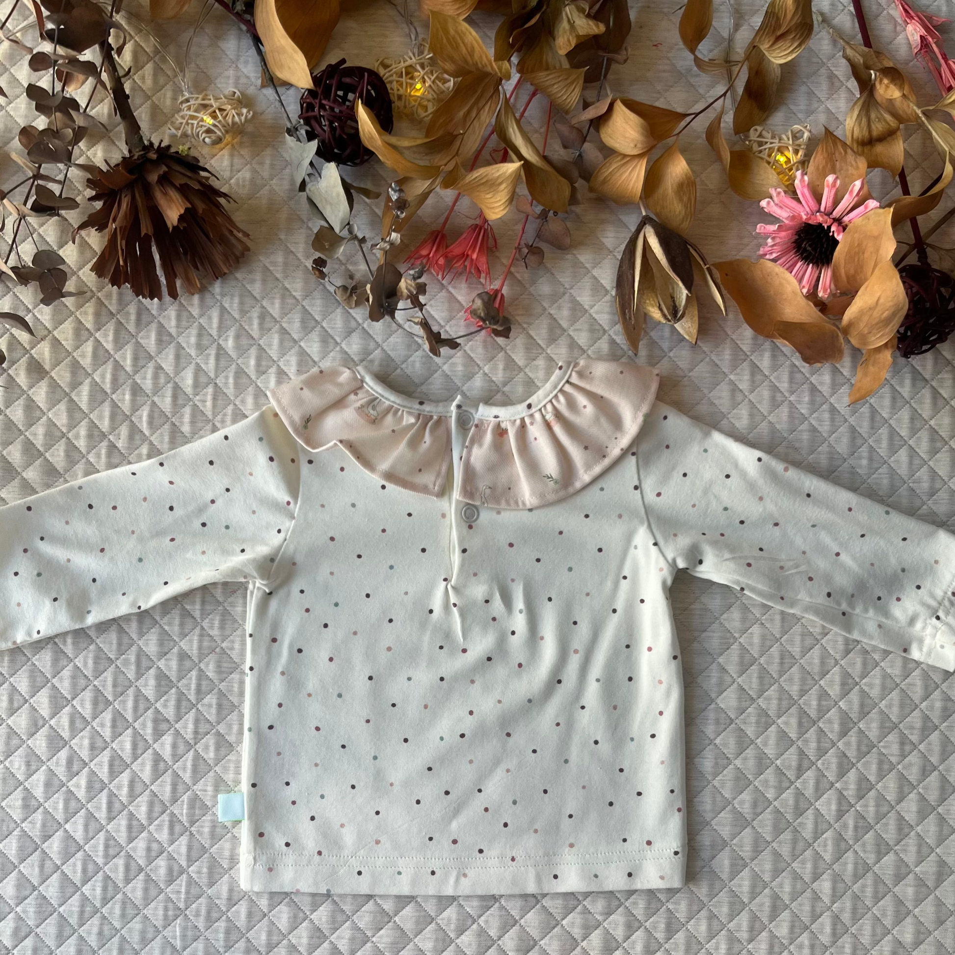 t-shirt_in_cotone_stampato_pois_con_volant_al_collo_stampa_oche_dietro
